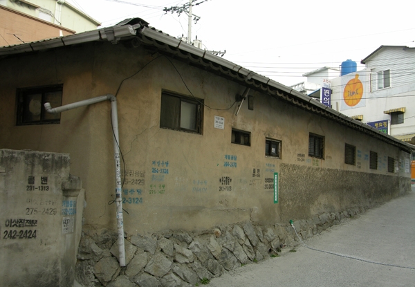 자취집 골목. 오른쪽 두 번째 창문방과 마지막 방이 우리 형제가 예전에 자취하던 방이다.